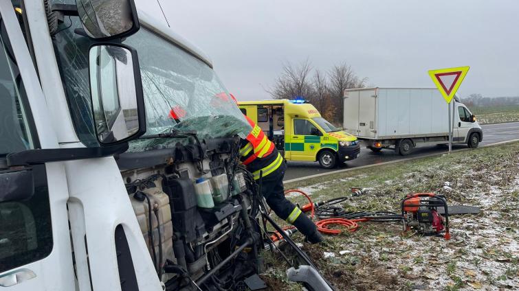 U Zlechova se srazila dvě nákladní auta. Jeden z řidičů zůstal ve voze zaklíněn