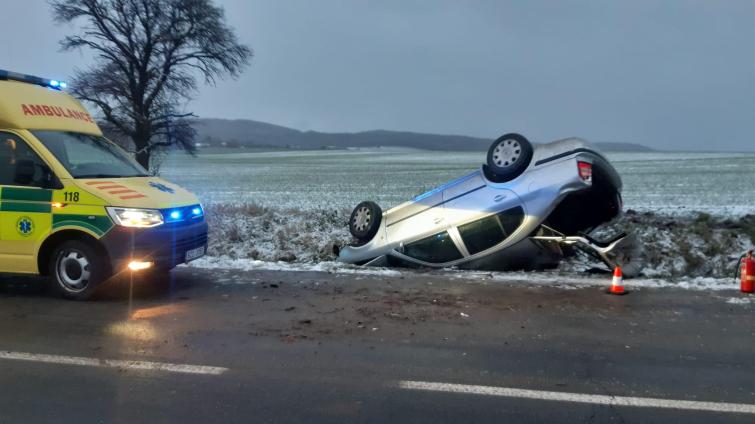 Neděle na silnicích Zlínského kraje: auta končila na střechách a v příkopech