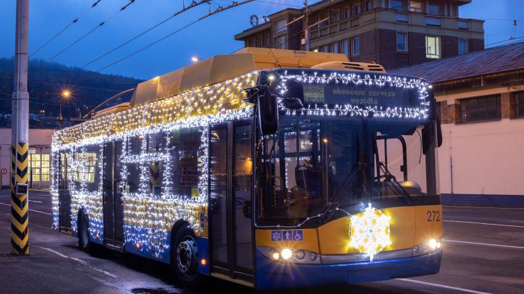 Ulice Zlína a Otrokovic brázdí vánočně vyzdobený trolejbus s tisíci světýlky