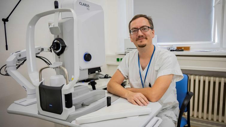 Oční lékař Baťovy nemocnice získal jako první v ČR významný evropský certifikát z oftalmologie