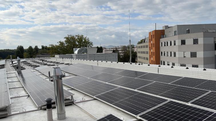 S náročným energetickým provozem Uherskohradišťské nemocnice má pomoci další fotovoltaická elektrárna