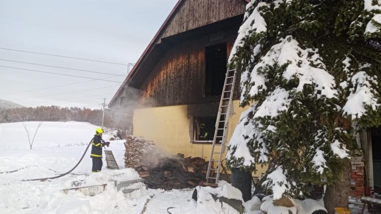 V Rožnově hořel obydlený hospodářský objekt. Po nadýchání zplodin skončil jeden člověk v nemocnici