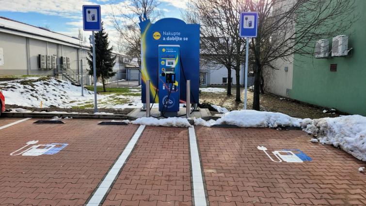 V Otrokovicích mají první veřejnou dobíjecí stanici pro elektromobily. Kde ji najdete?