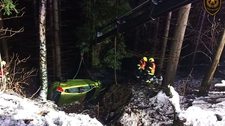 Auto se dvěma osobami skončilo havarované mezi stromy