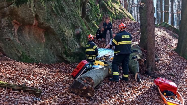 Muž spadl ze skály z výšky sedmi metrů. Do nemocnice ho transportoval vrtulník