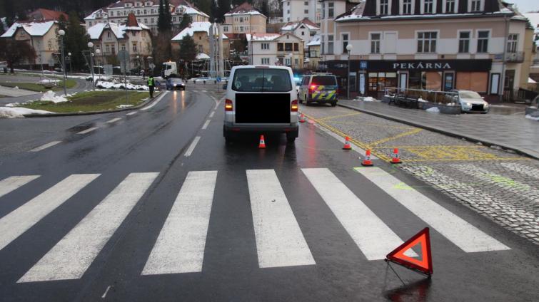 Devětasedmdesátiletý řidič srazil seniory na přechodu pro chodce. Oba skončili v nemocnici