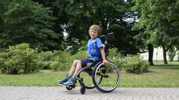 Student zlínské UTB získal prestižní cenu za návrh invalidního vozíku pro děti