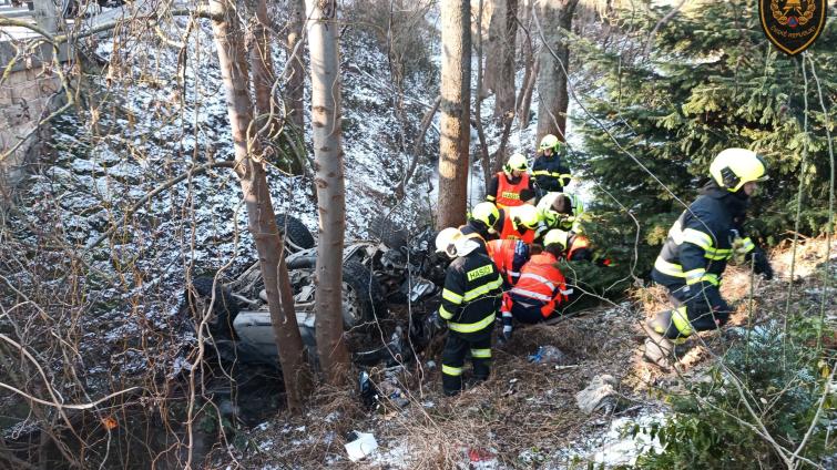 Dopravní nehoda u Lukovečku: osobní auto skončilo na střeše v korytě potoka, zasahovaly všechny složky IZS