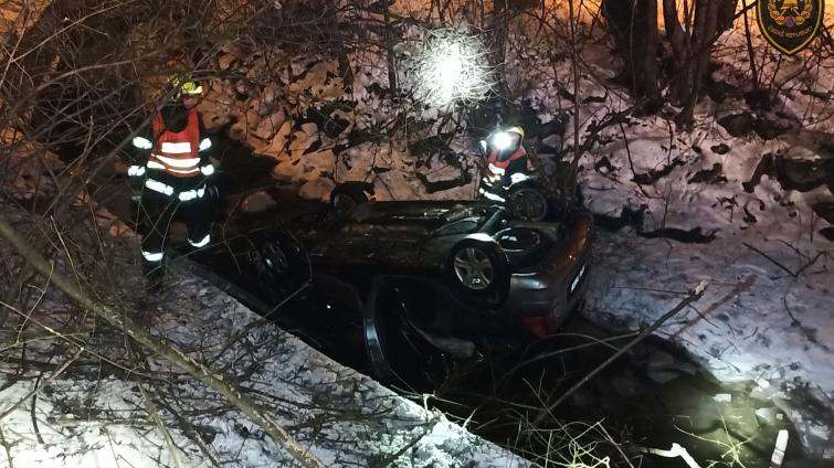 Osobní vozidlo skončilo na střeše v korytě potoka. Zasahovali hasiči i záchranáři