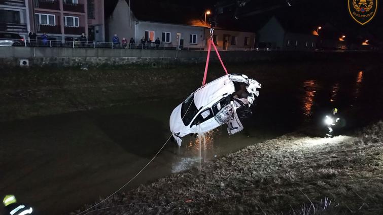 V Kunovicích se srazilo osobní vozidlo s vlakem. Auto skončilo v Olšavě, řidič byl opilý