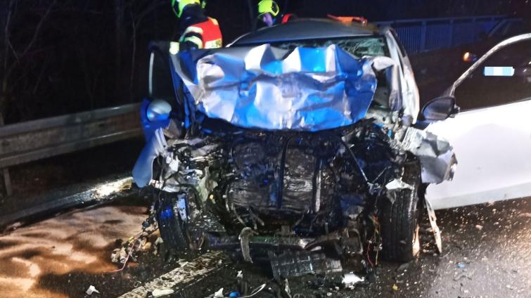 Frekventovanou silnici I/50 na Uherskohradišťsku uzavřela tragická nehoda. Řidička silný náraz nepřežila