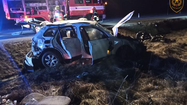 Úterý na silnicích: jedno auto narazilo do stromu, druhé do betonového sloupku