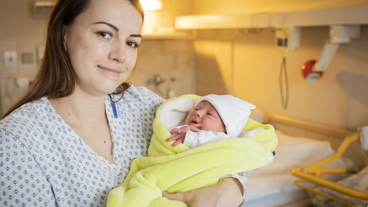 První miminko narozené v novém roce v Baťově nemocnici si dalo pořádně načas