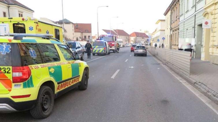 Po srážce s vozidlem skončil muž s vážným zraněním v nemocnici. Přecházel mimo přechod