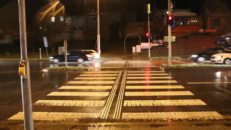 Žena přecházela ve Zlíně čtyřproudovou silnici na červenou, vešla přímo před projíždějící auto
