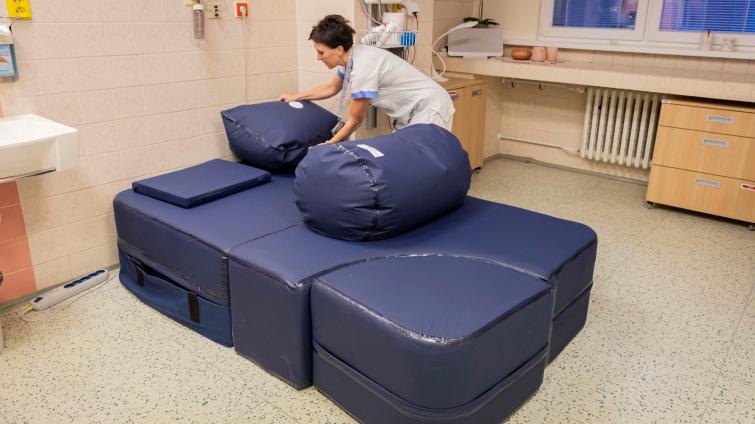 Baťova nemocnice začala používat porodní gauč. Premiéru na něm zažila maminka, která porodila na boku