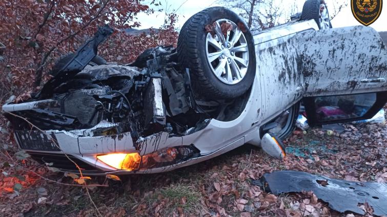 Krušné ráno na silnicích: u Starých Hutí sjelo auto ze silnice a skončilo na střeše, v Zádveřicích zůstalo vozidlo převrácené na boku