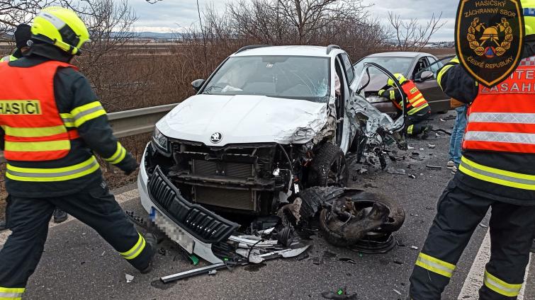 Hromadná nehoda pěti osobních vozidel u Kunovic si vyžádala dva zraněné