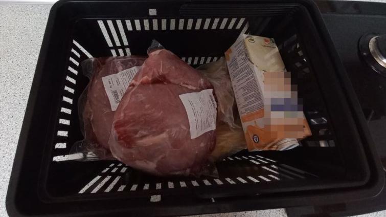 Mladík ve Zlíně ukradl potraviny i s košíkem. Před policií se schovával pod postelí