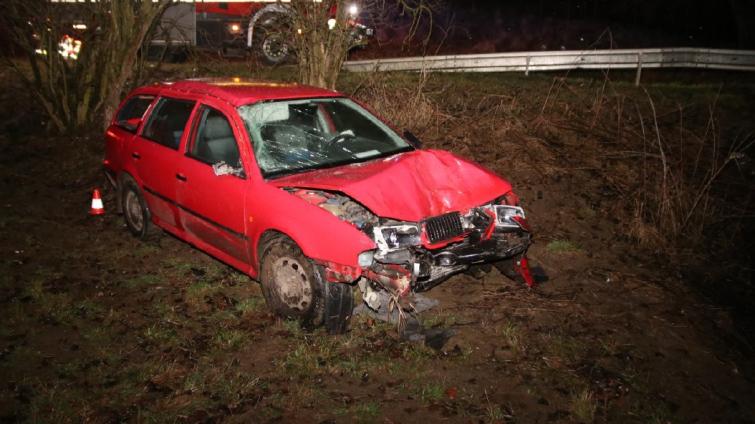 Řidič nezvládl na rovném úseku řízení a havaroval. Po nehodě nadýchal přes dvě promile