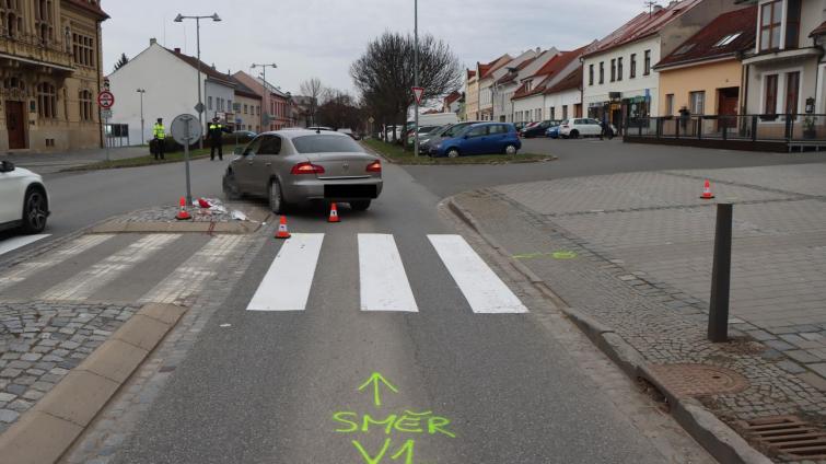 Osobní automobil srazil v Napajedlích seniora na přechodu pro chodce. Viděli jste nehodu?