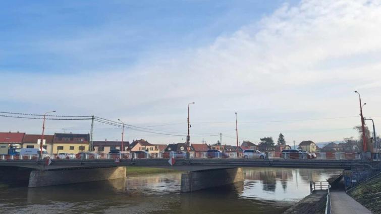 Most přes řeku Moravu v Uherském Hradišti se bude několik měsíců opravovat. Kdy to bude a co čeká řidiče?