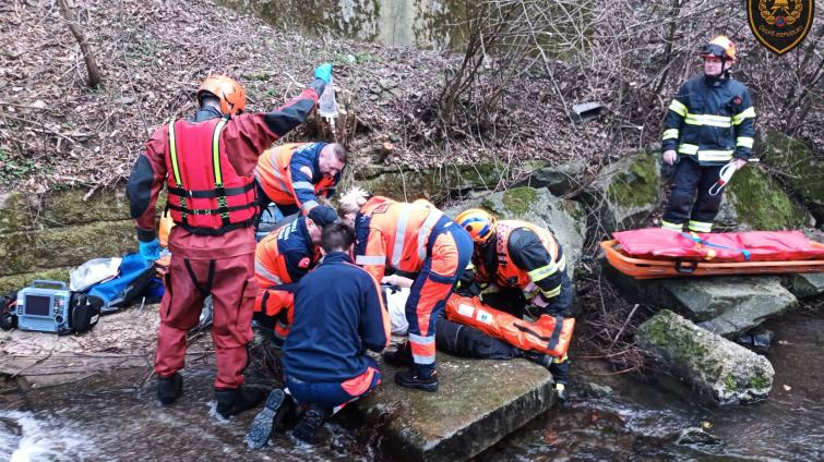 Muž při práci na lešení spadl ze sedmimetrové výšky přímo do koryta řeky
