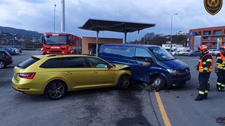 V Přílukách se srazil osobní automobil s dodávkou. Nejvíce to odnesla spolujezdkyně