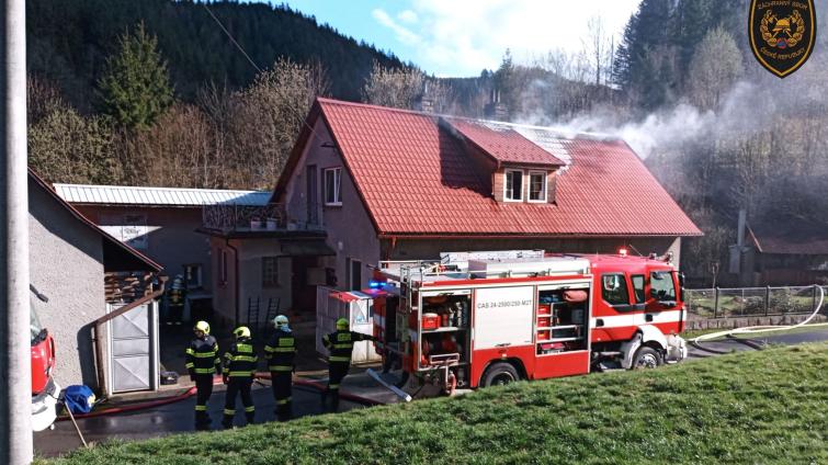 V Hutisku-Solanci hořel rodinný dům. Za požár mohla nevhodná konstrukce krbu