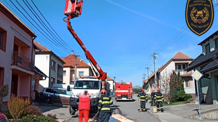 Muž uvízl na zablokované plošině ve výšce šesti metrů. Museli ho zachránit hasiči