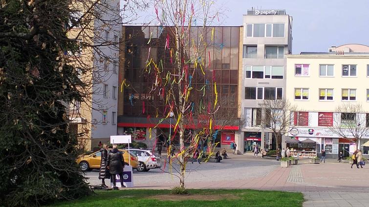 Nová tradice ve Zlíně! Poblíž radnice vyrostl Velikonoční strom