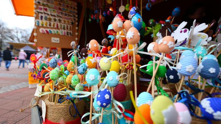 Velikonoční dekorace, rukodělné výrobky i dobroty od místních prodejců. Ve Zlíně odstartoval první ze dvou velikonočních jarmarků