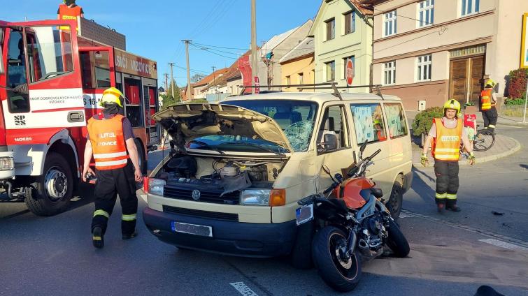 Motorkář utrpěl po střetu s dodávkou těžká zranění