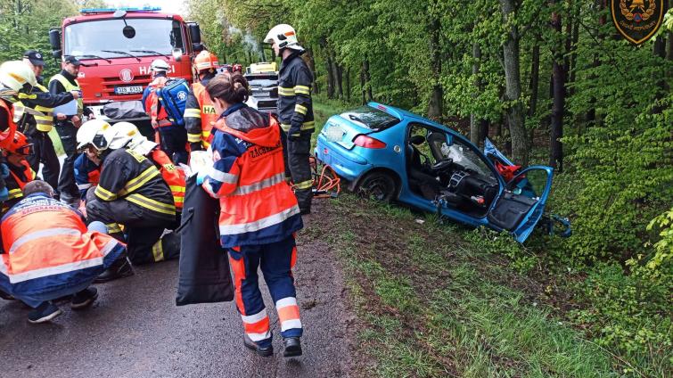 Vážná dopravní nehoda u Luhačovic: řidič utrpěl po nárazu do stromu velmi těžká zranění