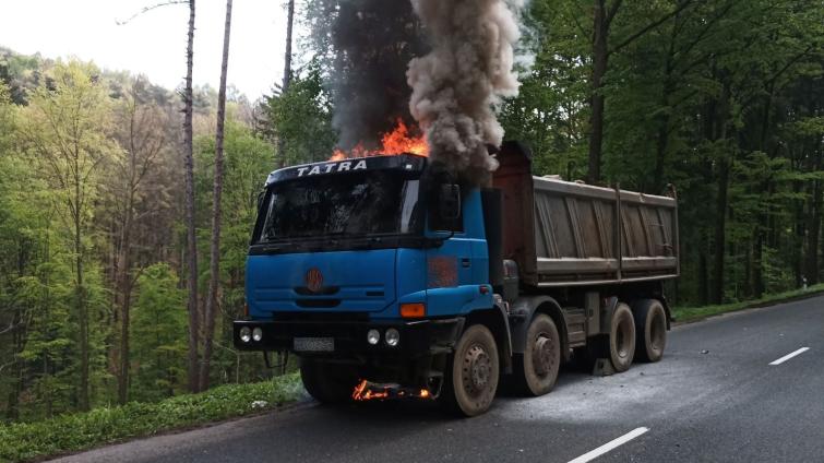 Nákladní automobil začal hořet během jízdy. Plameny stačily pohltit celou kabinu