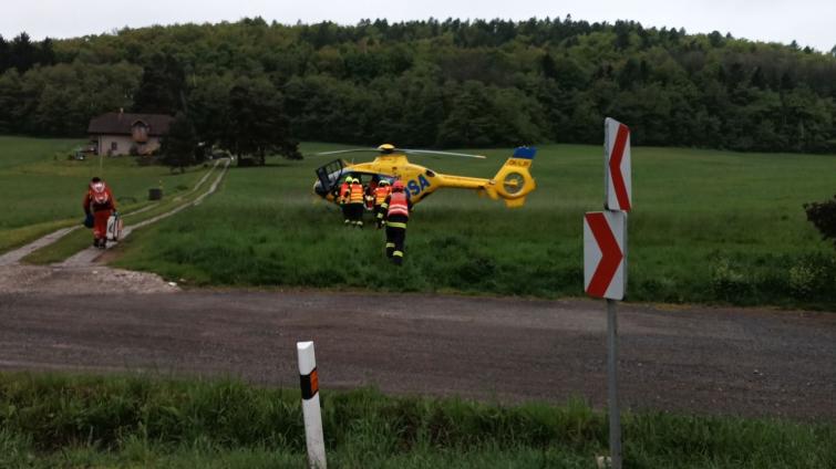 Čelní střet dvou osobních vozidel u Střílek nepřežila jedna žena. Další čtyři osoby se zranily, zasahoval i vrtulník