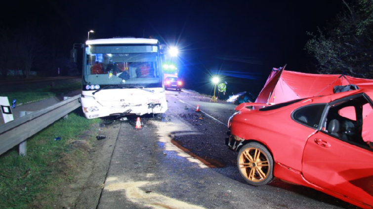 Po srážce dvou osobních vozidel a autobusu zemřel jeden řidič. Další čtyři osoby se zranily