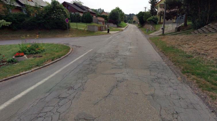 V Bělově začala rekonstrukce silnice ve směru na Žlutavu. Úplná uzavírka potrvá do října