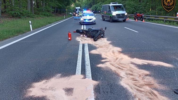 Nehoda dvou motorkářů u Buchlovic: zranili se oba řidiči i spolujezdkyně