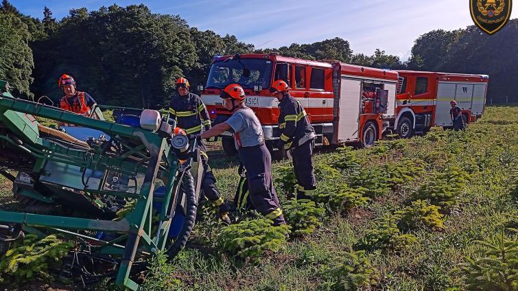 Hasiči pomáhali zraněnému řidiči převráceného traktoru