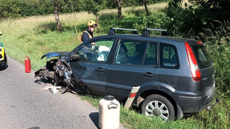 Nehoda dvou osobních vozidel na Kroměřížsku si vyžádala dva zraněné