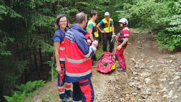 Se záchranou muže ve vážném stavu pomohli záchranářům dva cyklisté