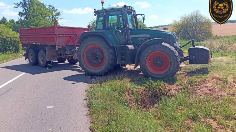 Tragická nehoda u Bílovic: motorka se srazila s traktorem, jedna osoba zemřela