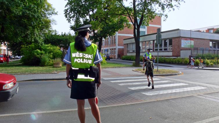 Na bezpečnou cestu dětí do zlínských škol bude zítra dohlížet 16 strážníků