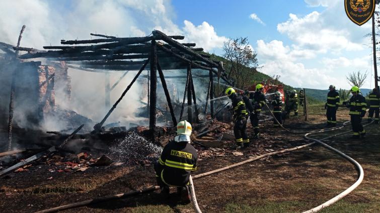 V Sidonii hořela stodola. Po příjezdu hasičů z ní zbylo už jen torzo