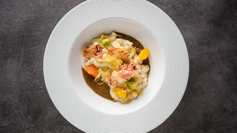 Halušky vůbec nemusí být nudné. Vyzkoušejte skvělý recept se slaninovým pyré, zeleninou a bramborovou slámou