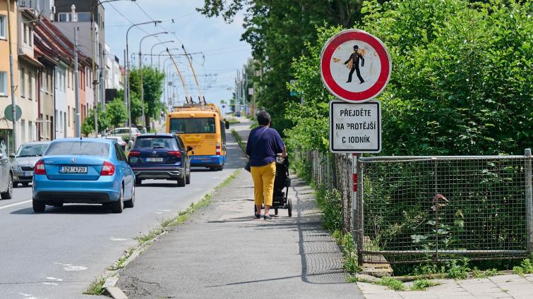 Přes most u Kudlovské přehrady projedete až do konce prázdnin pouze jednosměrně 