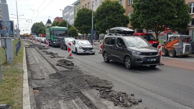 Kolony v centru Zlína potrápí řidiče ještě měsíc. V pátek se silničáři přesunou na křižovatku ulic Gahurova a Březnická