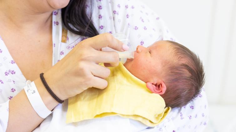 Vsetínská nemocnice podporuje kalíškování či dokrm pomocí cévky při kojení