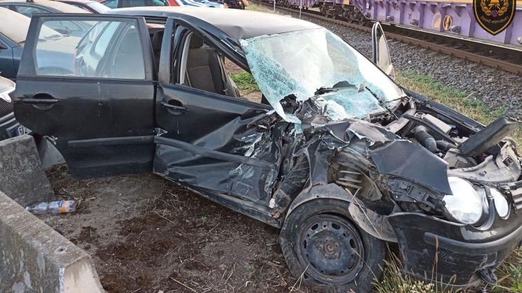 Řidič osobního automobilu vjel v Uherském Ostrohu pod vlak. Do nemocnice ho transportoval vrtulník